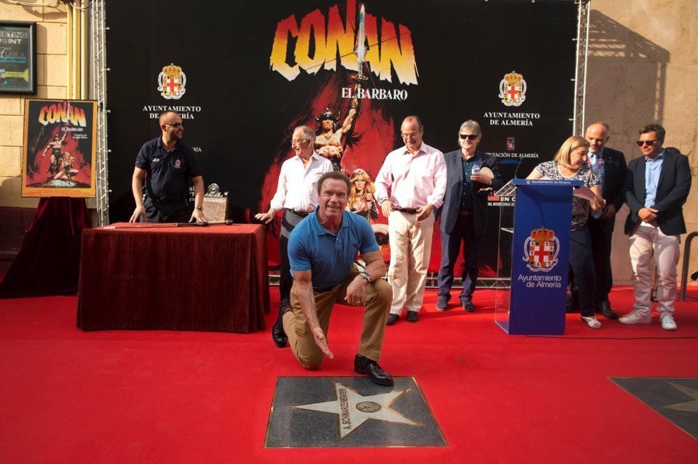 ALMERIA, SPANIEN – 28. SEPTEMBER: Arnold Schwarzenegger posiert neben seinem Stern auf dem Walk of Fame am S...