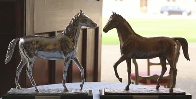 Die Königin erhielt auch zwei Pferdeskulpturen des aserbaidschanischen Bildhauers Faiq Hajiyev