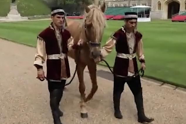 Der 96-jährige Monarch erhielt ein seltenes Karabach-Pferd im Hof ​​von Schloss Windsor, einen Tag bevor er die königlichen Beobachter mit einem Besuch der Paddington-Station überraschte, um die Elizabeth-Linie zu eröffnen.