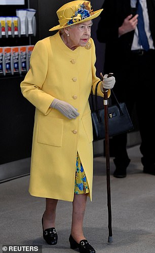 Die Königin, gekleidet in ein ganz gelbes Ensemble, hatte heute einen unerwarteten öffentlichen Auftritt