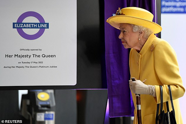 Den Organisatoren der Eröffnungsveranstaltung der Elizabeth Line wurde mitgeteilt, dass Ihre Majestät möglicherweise erscheinen könnte, dies wurde jedoch aufgrund ihrer anhaltenden Mobilitätsprobleme nicht bestätigt.