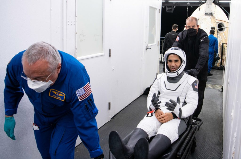 NASA-Astronaut zeigt kurvige Wirbelsäule, nachdem er sechs Monate im All verbracht hat