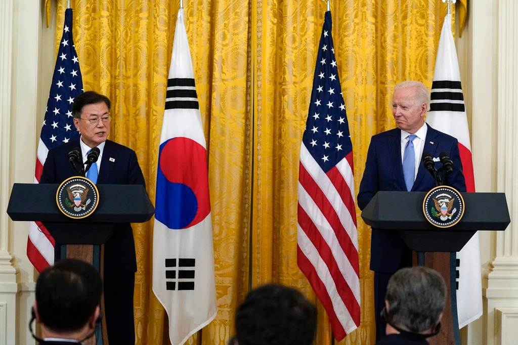 Biden mit dem ehemaligen südkoreanischen Präsidenten Moon Jae-in im Mai 2021.