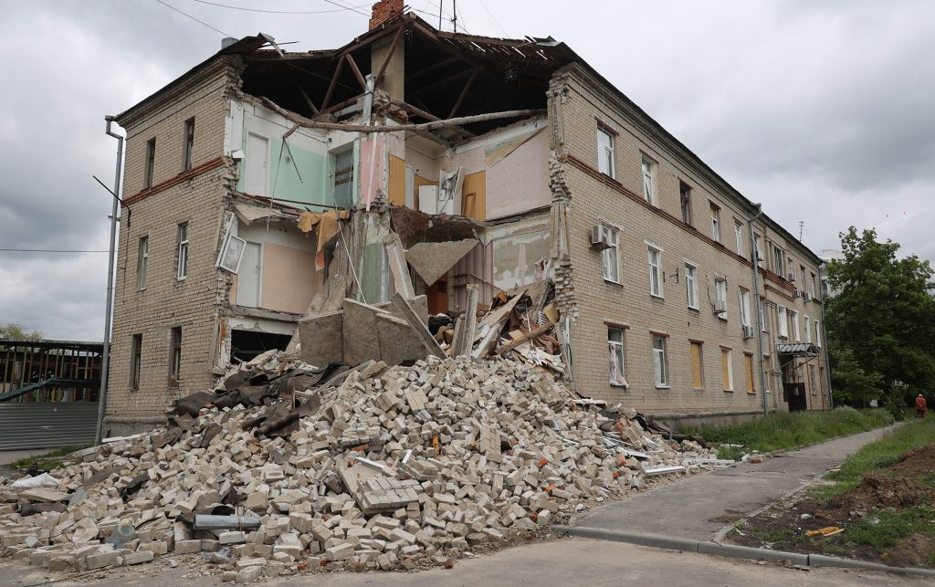 Ein durch Beschuss zerstörtes Wohnhaus in der Siedlung Pyatykhatky nördlich von Charkiw, Ukraine.