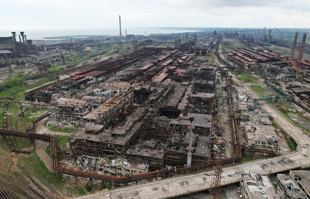Eine Ansicht zeigt die während des Ukraine-Russland-Konflikts zerstörten Anlagen der Azovstal Iron and Steel Works in der südlichen Hafenstadt Mariupol.