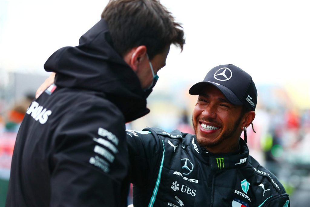 Der schlaue Lewis Hamilton schleicht sich schnell in Toto ein, während er den Mercedes-Formel-1-Boss mit Lob einseift