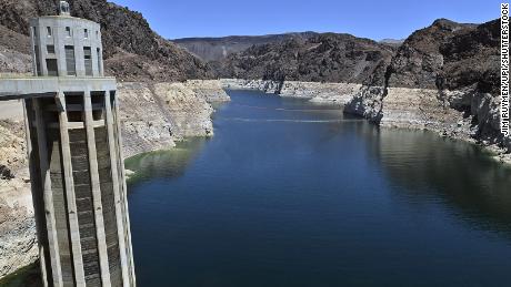 Der Wasserstand von Lake Mead liegt weit unter den Prognosen und könnte im Herbst um weitere 12 Fuß sinken