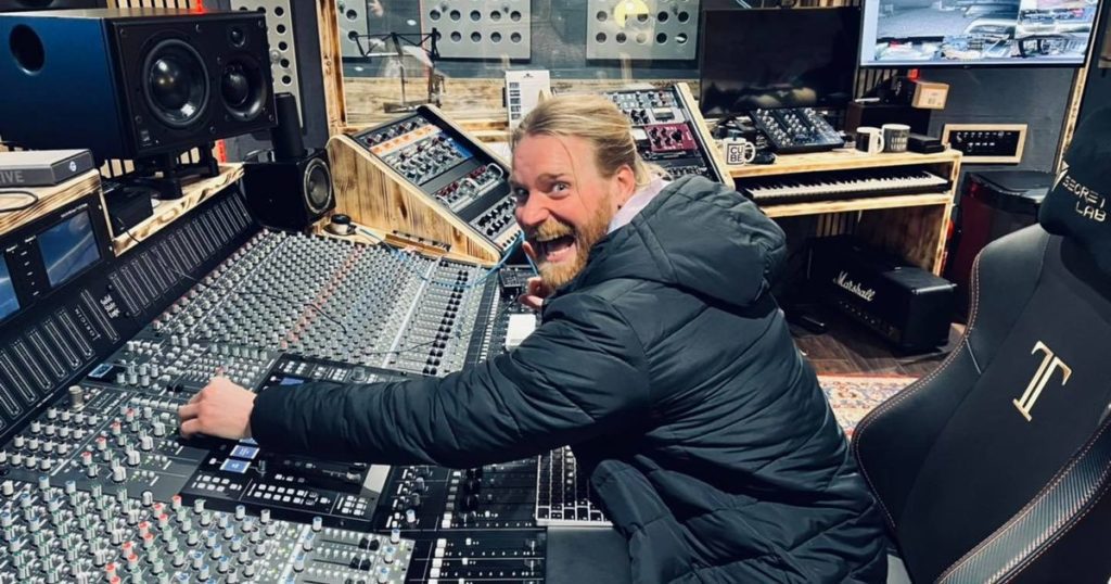 Das Studio in Cornwall, in dem Eurovisions-Finalist Sam Ryder die Stimme von Space Man aufgenommen hat, feiert die Nummer 1