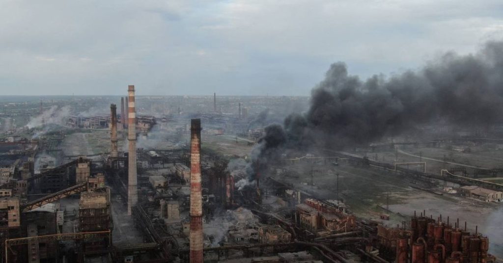 Ein ukrainischer Kämpfer, der im Stahlwerk von Mariupol gefangen ist, bittet Elon Musk um Hilfe
