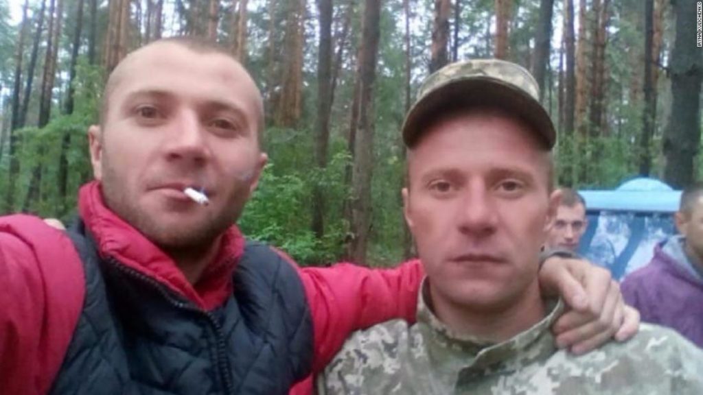 Er sagt, er sei von russischen Soldaten gefoltert, im Gesicht verletzt und lebendig begraben worden.  Dies ist eine ukrainische Überlebensgeschichte