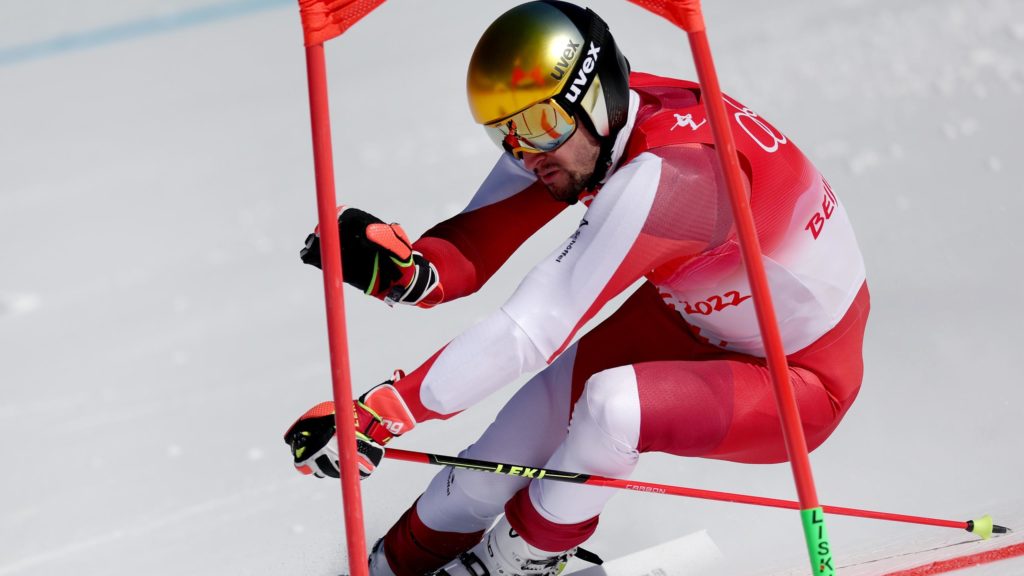 Johannes Strolz läuft mit nur einem Skistock, aber Österreich gewinnt trotzdem Gold im Mixed-Mannschafts-Parallelfinale