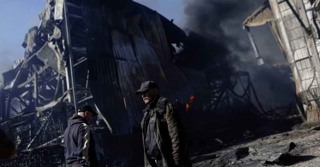 Russland trifft die Ost- und Südukraine;  Zivilisten aus der Fabrik in Mariupol evakuiert