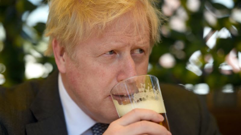 Boris Johnson atmet erleichtert über den Partygate-Skandal auf.  Aber eine weitere Krise wird bald kommen |  CNN