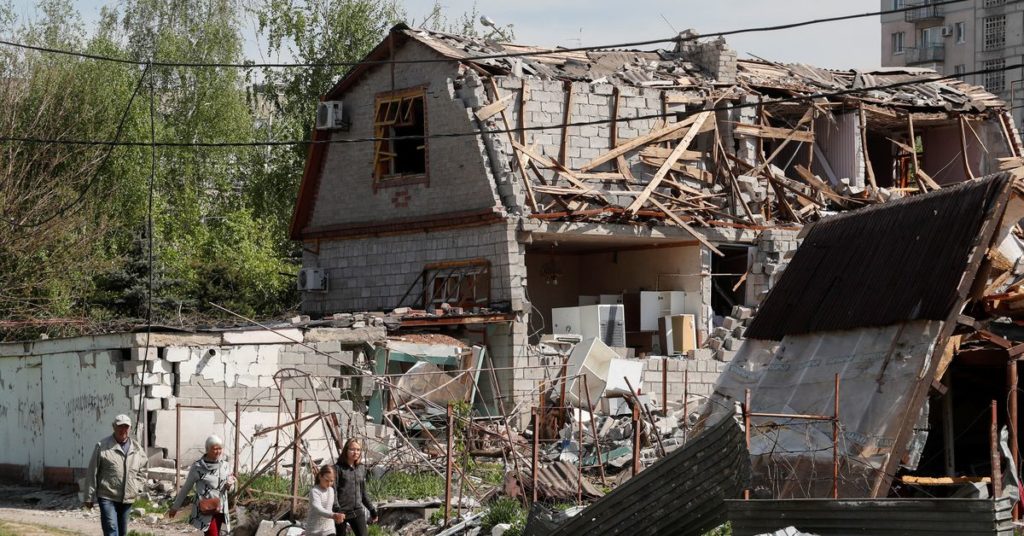 Weitere ukrainische Evakuierte verlassen das zerfallende Mariupol, während die EU russisches Öl und russische Banken ins Visier nimmt