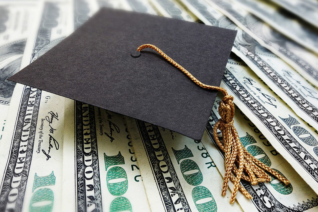Wie viel Geld geben Sie Highschool-Absolventen in Illinois?