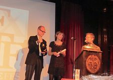 Anthony Rapp gratuliert Produzent Frédéric de Goldschmidt und Regisseurin Amélie van Elmbt zu den First Time Fest Awards