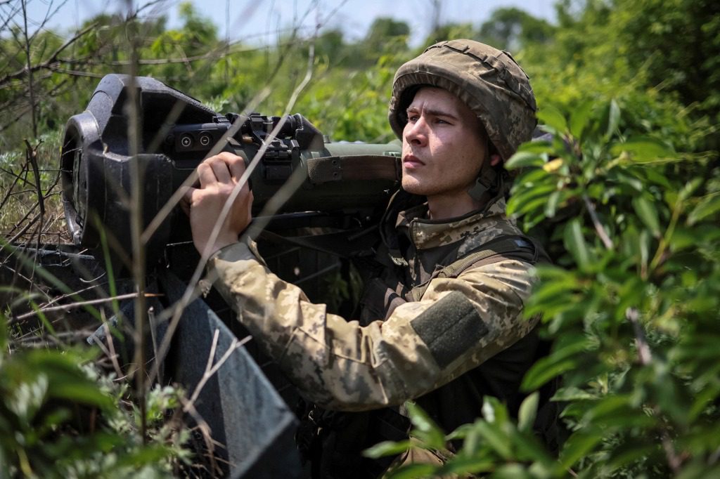 Ein ukrainischer Soldat hält eine leichte Panzerabwehrwaffe der nächsten Generation (NLAW) an vorderster Front, inmitten des russischen Angriffs auf die Ukraine, in der Nähe von Bakhmut, Donbass-Region, Ukraine, 5. Juni 2022.