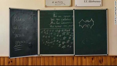 Diese Notiz auf einer Tafel in Novyi Bykiv sagt "Lasst uns in Freundschaft leben!!!"