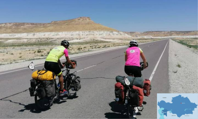 Französische Radfahrer reisen durch Kasachstan, um die Inklusion von Menschen mit Behinderungen zu fördern