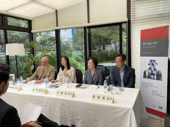 From left, Wolfgang Angerholzer, Austrian ambassador to Korea; Shin Ji-young, professor of German literature at Korea University; Shin Hye-yang, professor of German literature at Sookmyung Women's University; and Moon Gwang-hoon, professor of German language and literature at Chungbuk National University, attend the launch of Shin's translation of Austrian author Robert Musil's ″The Man without Qualities″ at the diplomatic residence of Austria in Seoul on Friday. [ESTHER CHUNG]