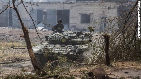 Ein ukrainischer Panzer steht am 8. Juni während schwerer Kämpfe an der Front in Sewerodonezk in Stellung.