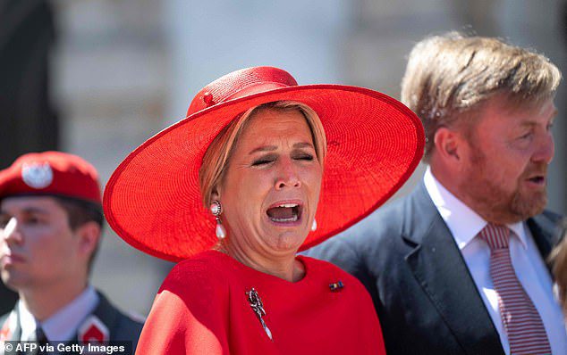 Die Königin der Niederlande zeigte sich bei ihrer Ankunft in Wien in ihrem ganz roten Look und ihren schönsten Perlen sehr lebhaft
