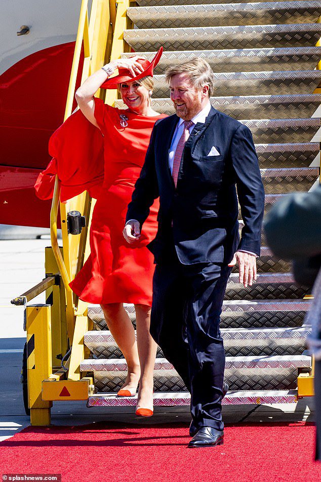 Vorsicht bei diesem Wind!  Die Königin der Niederlande hielt ihren Hut hoch, als sie und Willem-Alexander heute Morgen in Österreich landeten