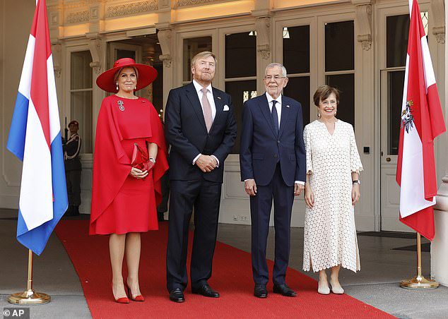Begrüßt wurde das Königspaar von Bundespräsident Alexander Van der Bellen und seiner Frau Doris Schmidauer, rechts