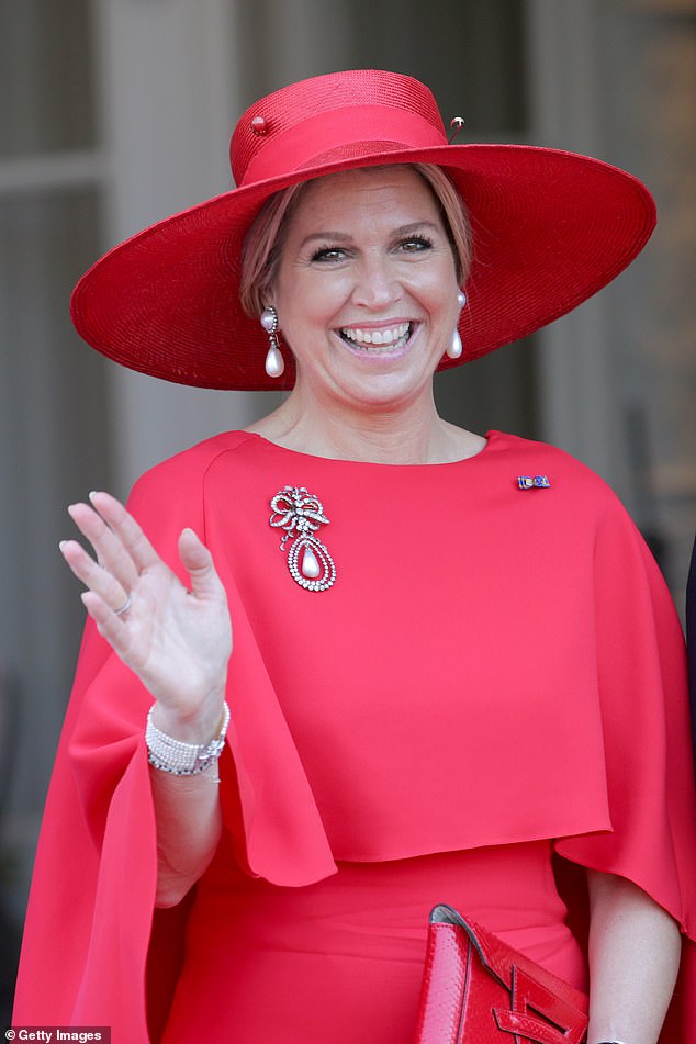 Königin Maxima der Niederlande, 51, zog alle Blicke in einem komplett roten Ensemble auf sich, als sie vor einem dreitägigen Besuch in Wien ankam.