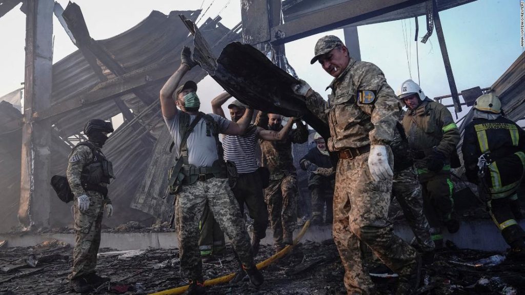 Die Ukraine holt 95 Soldaten aus dem Stahlwerk Mariupol zurück, die von Russland beim Gefangenenaustausch gefangen genommen wurden, sagt das Verteidigungsministerium