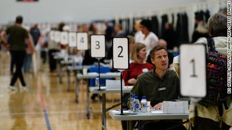 Dänische Wähler haben am Mittwoch in einem Wahllokal in Viborg ihre Stimme abgegeben.