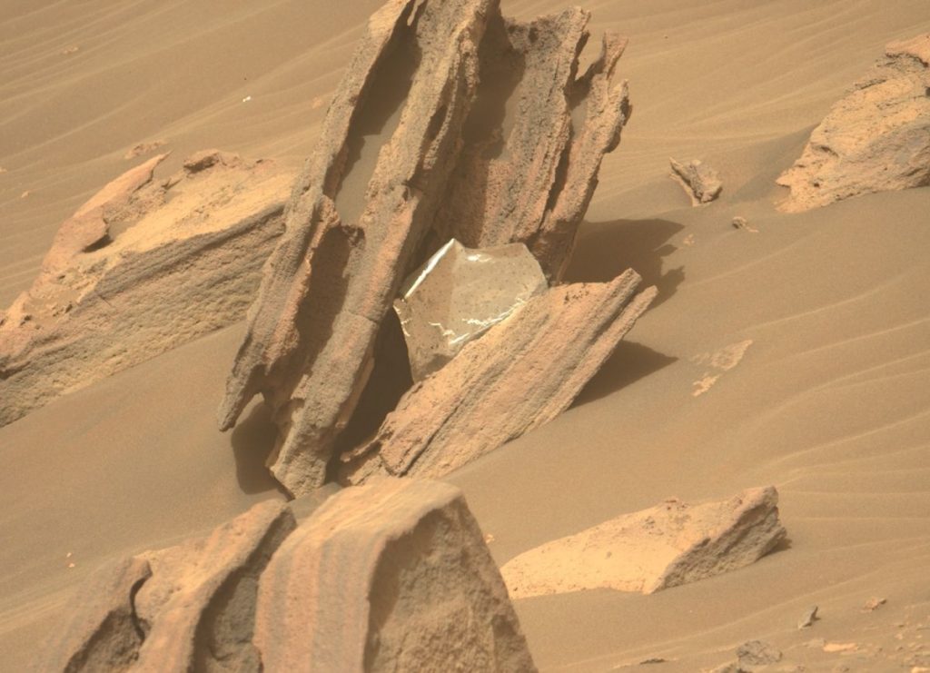 Der Perseverance Mars Rover spioniert ein Stück seines Fahrwerks aus