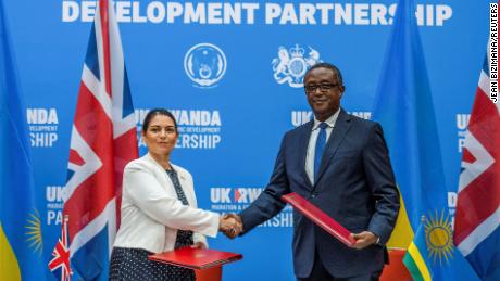 Die britische Innenministerin Priti Patel schüttelt dem ruandischen Außenminister Vincent Birutaare nach der Unterzeichnung des Partnerschaftsabkommens während einer gemeinsamen Pressekonferenz am 14. April in Kigali, Ruanda, die Hand.
