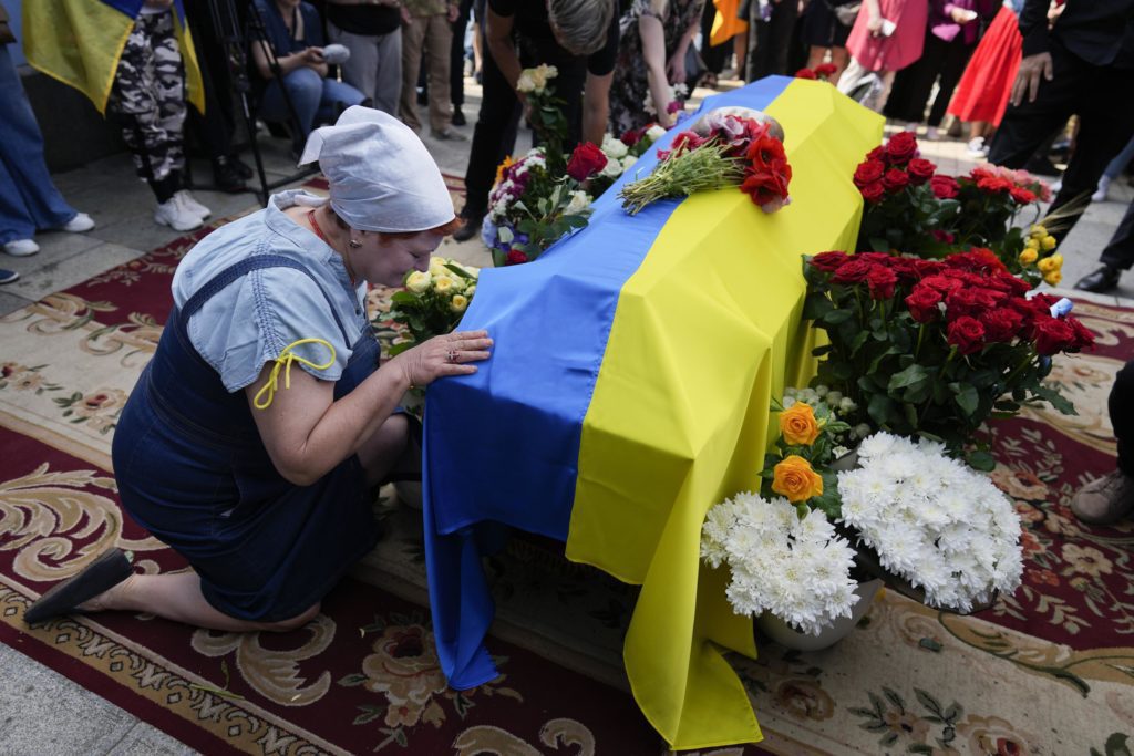 In der Ukraine Beerdigung eines im Krieg getöteten und betrauerten Aktivisten