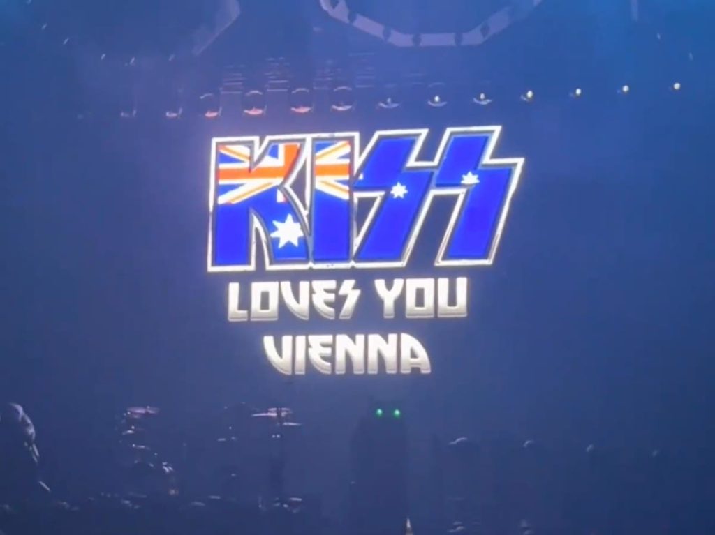 Kiss machte sich lustig, weil er bei einem Konzert in Österreich die australische Flagge gezeigt hatte