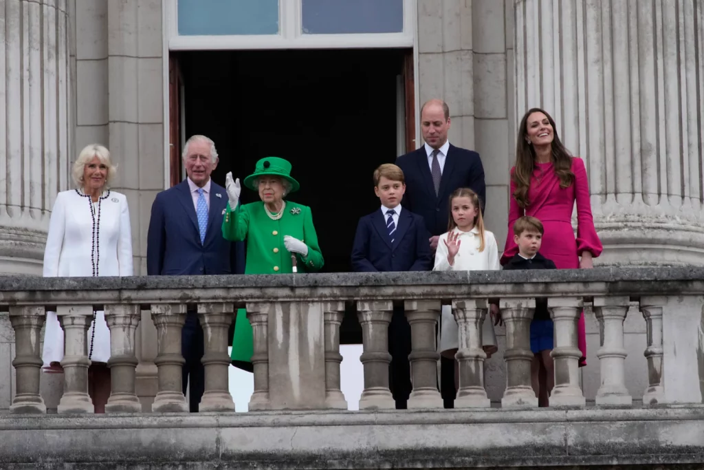 Königin Elizabeth taucht bei der Jubiläumsfeier wieder auf
