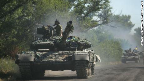 Ukrainische Truppen fahren am 21. Juni 2022 in gepanzerten Fahrzeugen auf einer Straße in der Donbass-Region in der Ostukraine.