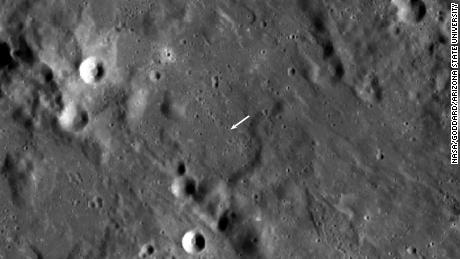 Der neue Krater ist kleiner als die anderen und in dieser Ansicht nicht sichtbar, aber seine Position wird durch den weißen Pfeil angezeigt. 