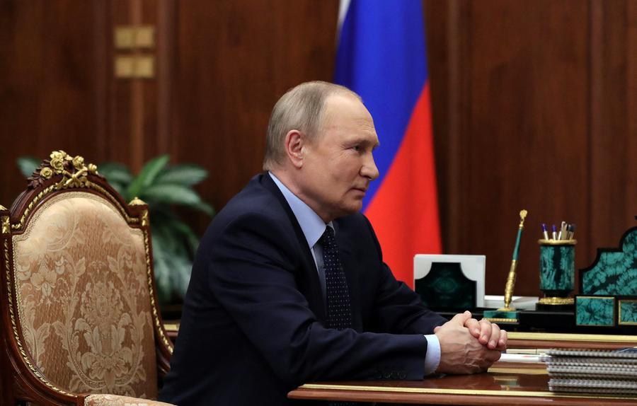 Putin klammert sich an einen Anschein von Normalität, während sein Krieg weitergeht