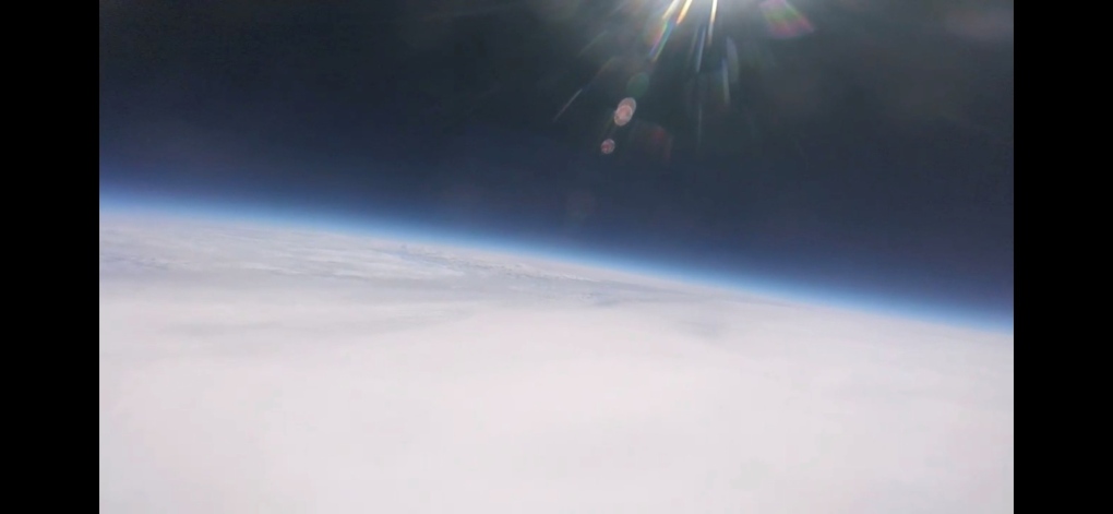Saskatchewan.  Schüler starten einen Ballon in großer Höhe in den nahen Weltraum