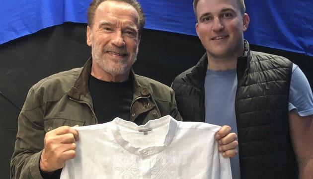 Schwarzenegger Gets“Vyshyvanka” As Gift From Ukrainian Actor