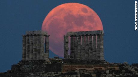 Ein Erdbeer-Vollmond geht im Juni 2021 hinter dem Poseidon-Tempel am Kap Sounion, Griechenland, auf.