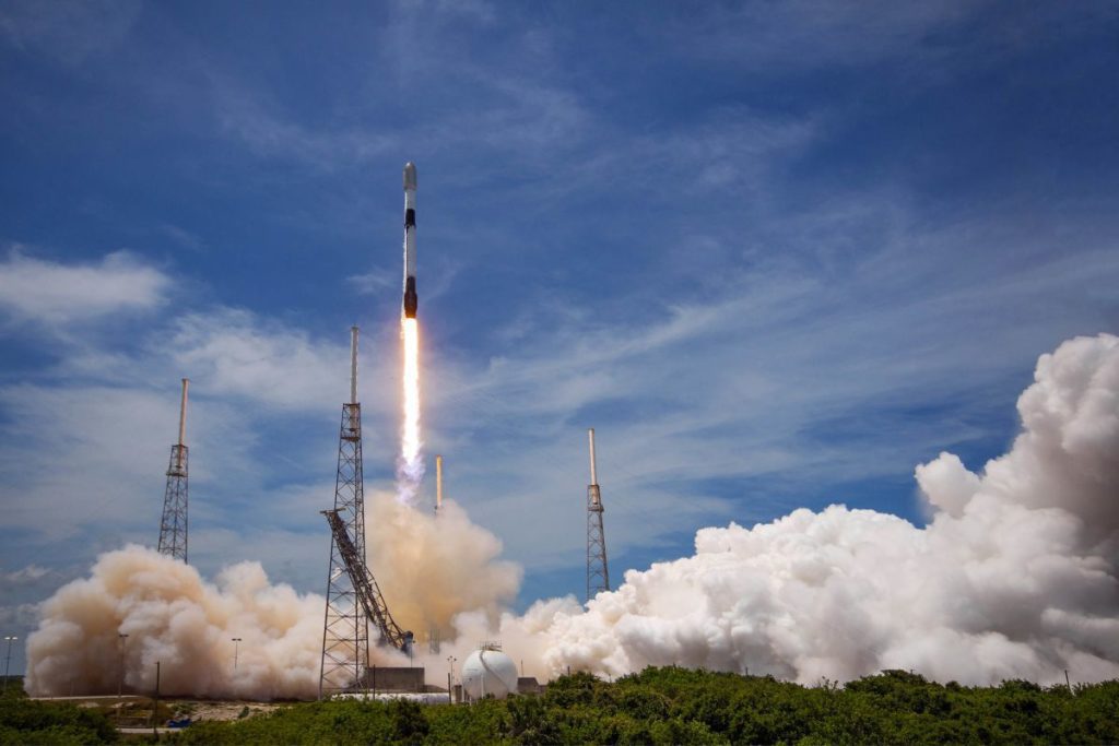SpaceX wird am Samstag eine Rakete starten und landen.  Hier ist, wie man zusieht