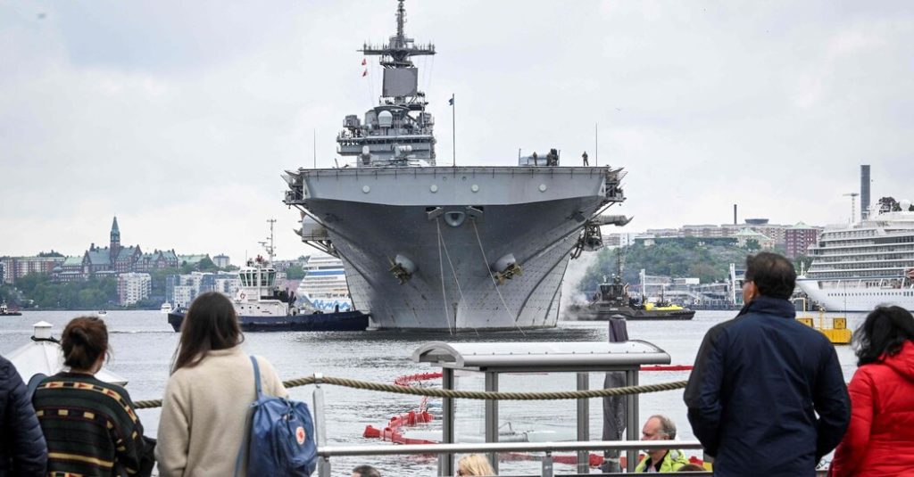 US-Kriegsschiff kommt zu Militärübungen und als Warnung in Stockholm an