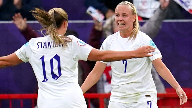 Georgia Stanway feiert mit Beth Mead (rechts), nachdem ihr Tor England beim Auftakt der Euro 2022 in Old Trafford mit 1:0 gegen Österreich geführt hat
