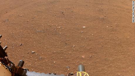 Der NASA-Rover Perseverance verwendete eine seiner Navigationskameras, um dieses Bild des flachen Geländes im Jezero-Krater aufzunehmen.  Dies ist ein möglicher Standort, den die NASA für einen Mars Sample Return Lander in Betracht ziehen könnte.
