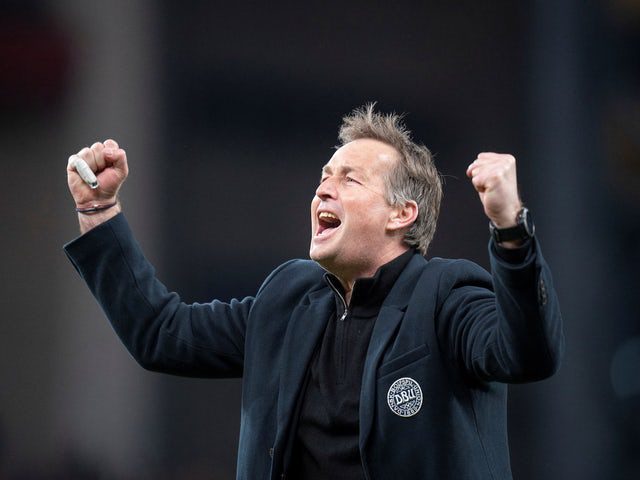 Dänemarks Trainer Kasper Hjulmand feiert nach dem Spiel am 29. März 2022