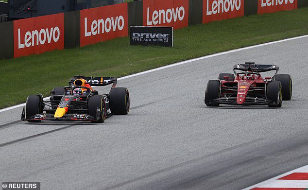 Red-Bull-Star Verstappen (links) und Ferrari-Ass Leclerc (rechts) fuhren in Österreich Rad an Rad