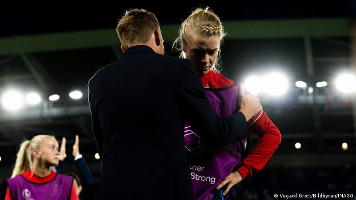 Ada Hegerberg tröstet sich nach Norwegens Niederlage gegen England bei der Euro 2022