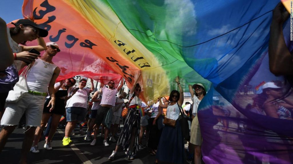 Tausende schließen sich der Budapest Pride in brütender Hitze an